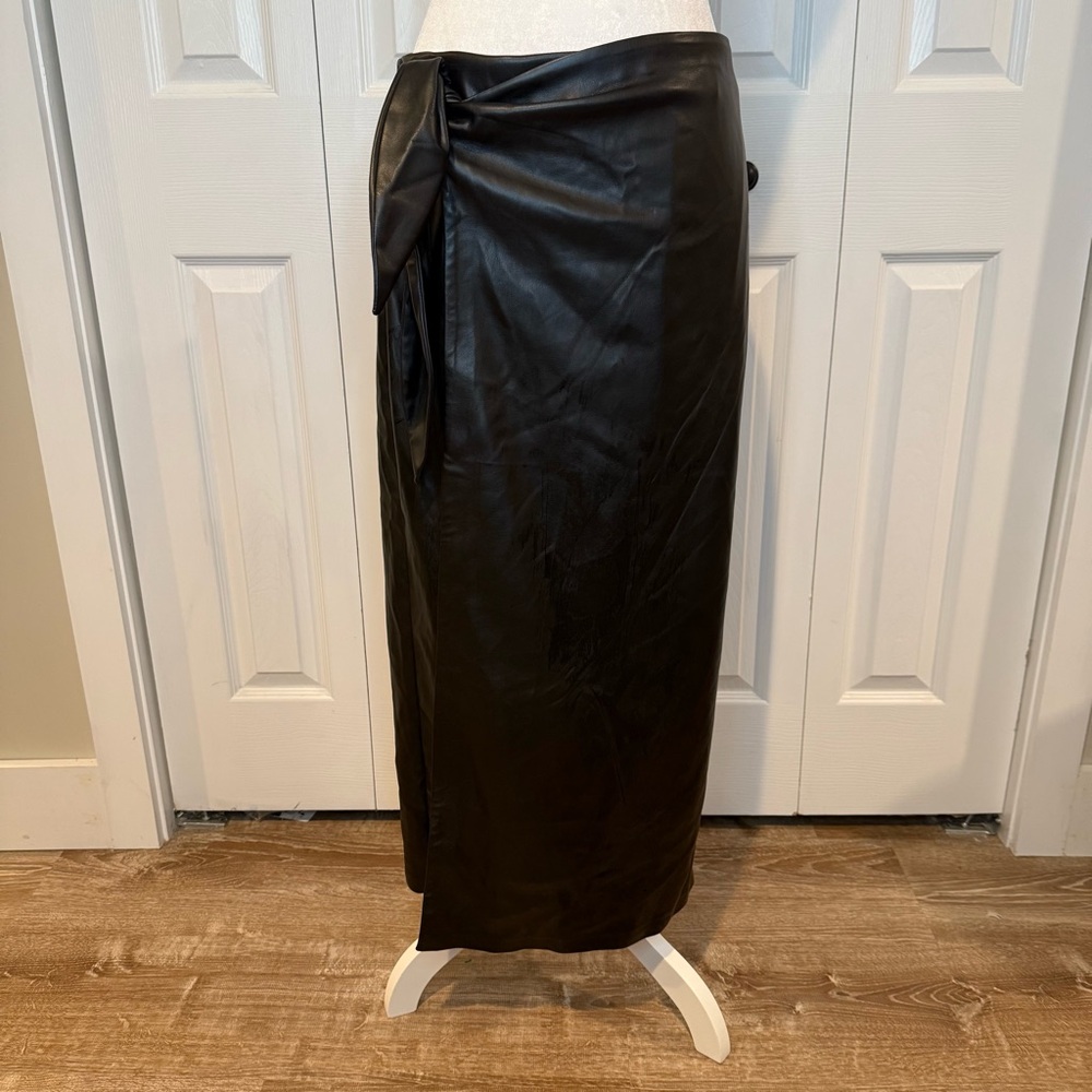 Eloquii, NWT Faux leather Black Wrap Skirt with stretch, Size 18 - Picture 5 of 12